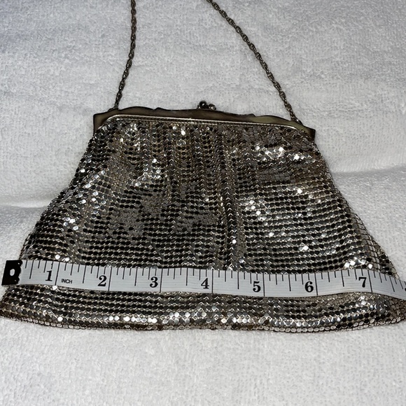 PREOWNED VINTAGE WHITING & DAVIS WRISTLET BAG - Picture 6 of 8